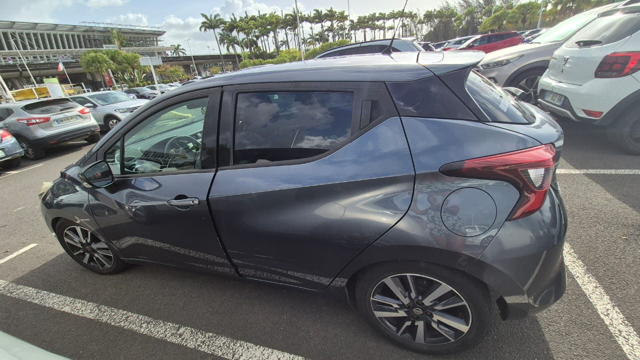 Nissan Micra grise de l'agence sur un parking