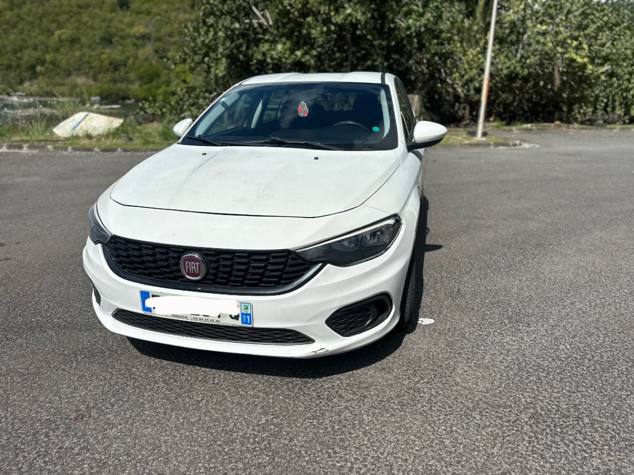 Fiat Tipo blanche de l'agence sur une route de Basse-Terre